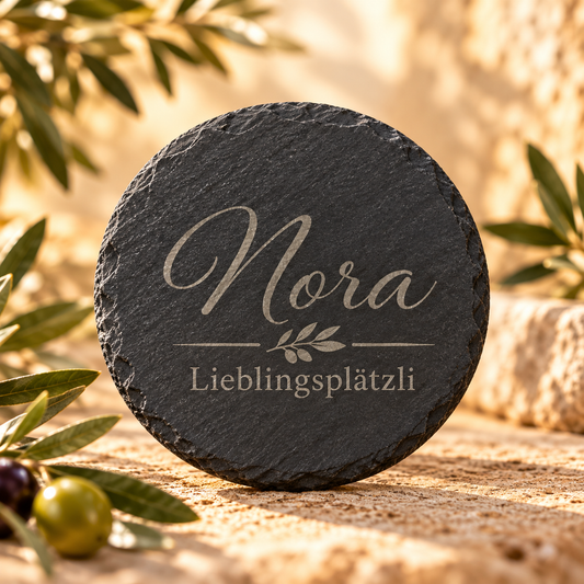 Design-Mockup: runder Schieferuntersetzer mit Nora