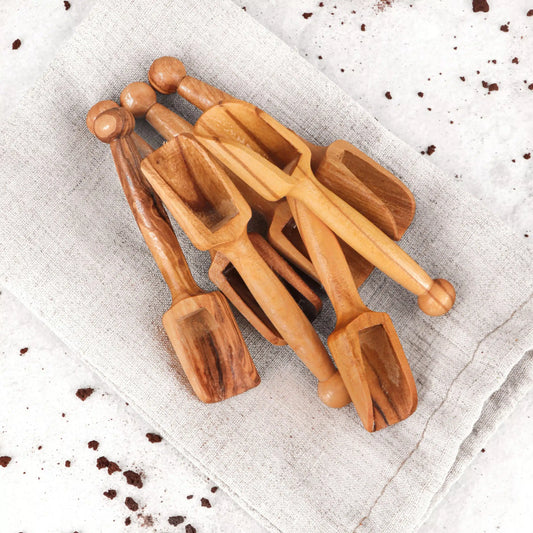 alt="Handgefertigte Mini-Löffel aus Olivenholz, ideal zum Servieren von Gewürzen und Honig"