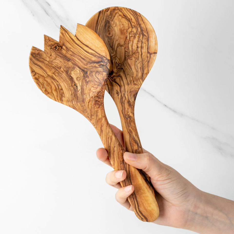 alt="Set aus Olivenholzlöffel und Göffel, handgefertigt mit natürlicher Holzmaserung"