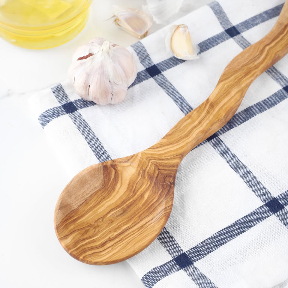 alt="Handgefertigter Kochlöffel aus Olivenholz, ergonomischer Griff, perfekt für Töpfe und Pfannen"