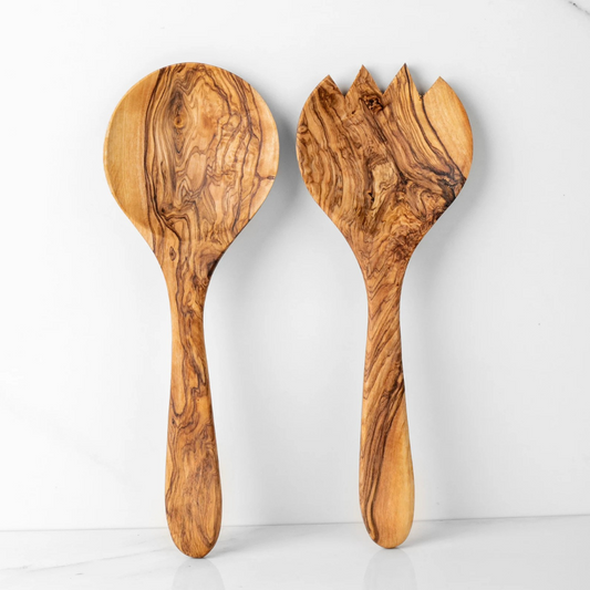 alt="Set aus Olivenholzlöffel und Göffel, handgefertigt mit natürlicher Holzmaserung"
