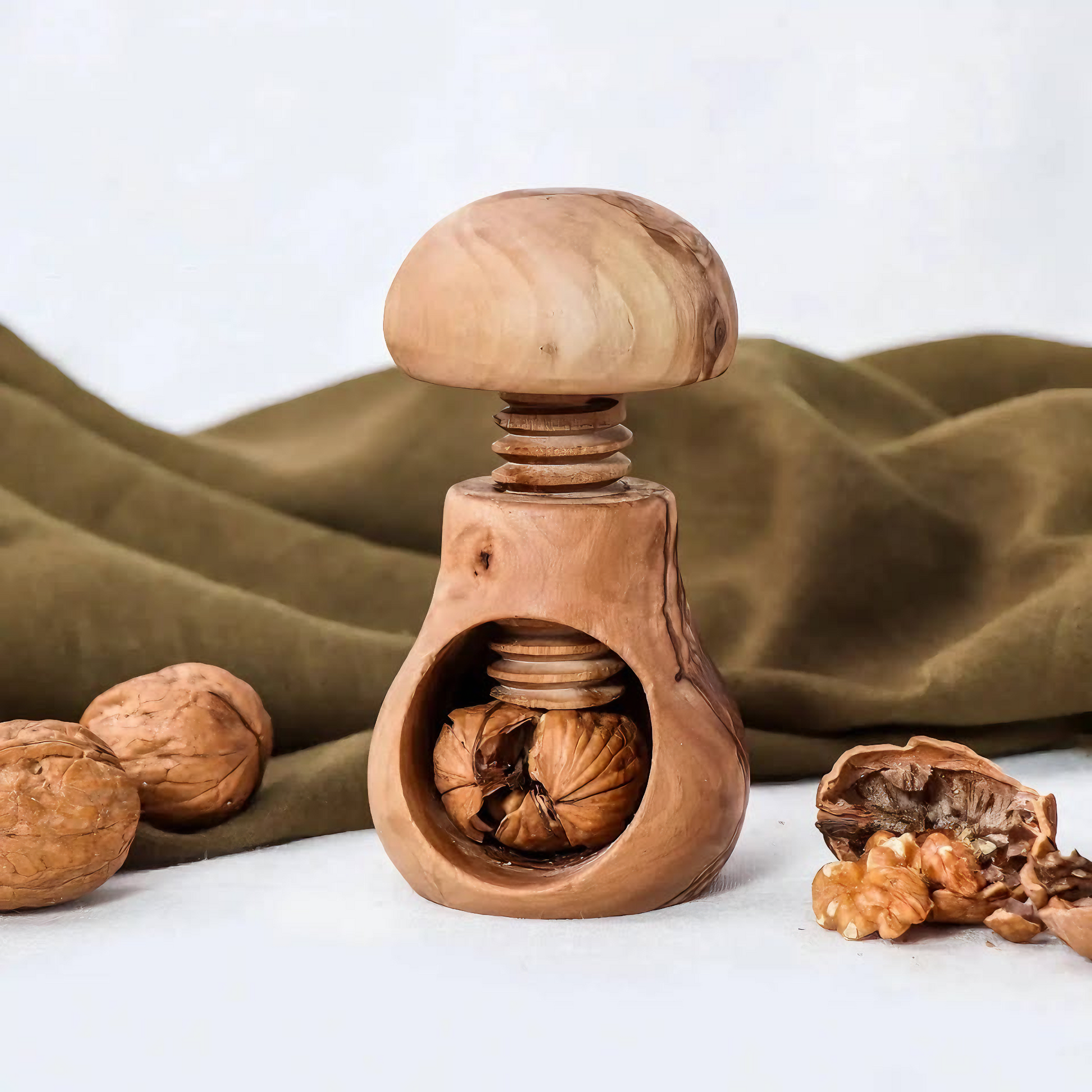 Handgefertigter Nussknacker aus Olivenholz

