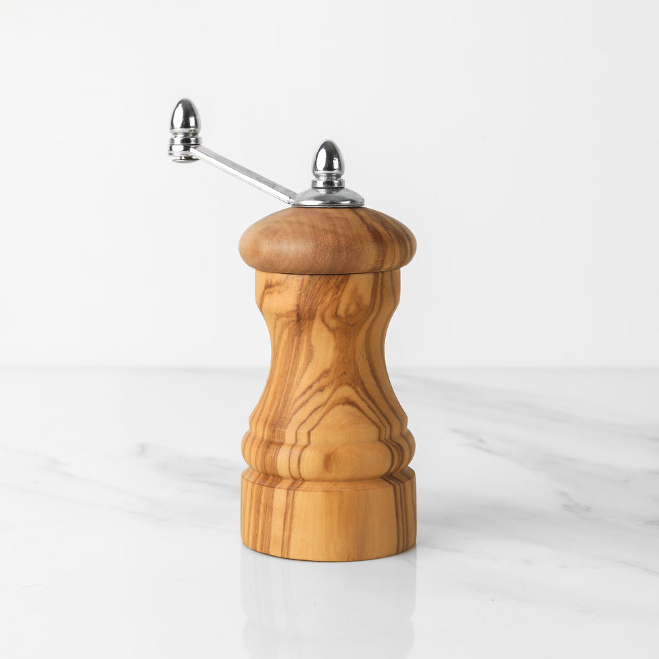 alt="Salz- und Pfeffermühle aus Olivenholz mit natürlicher Maserung, ideal zum Würzen von Speisen"