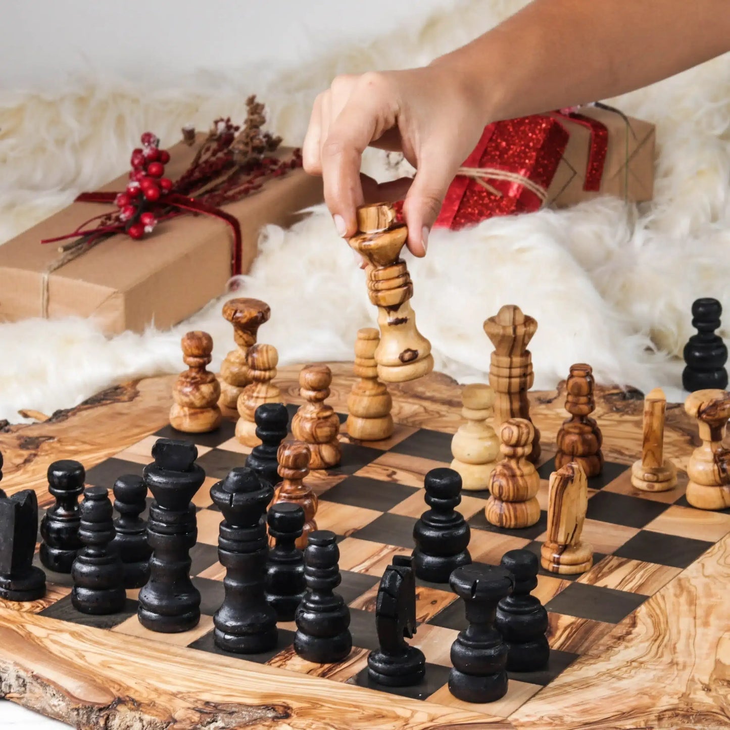 alt="Schachbrett aus Olivenholz mit Figuren“
