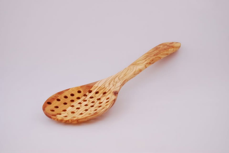 alt="Schaumlöffel, Kloßlöffel und Kelle aus Olivenholz, handgefertigt, ideal zum Kochen und Servieren"
