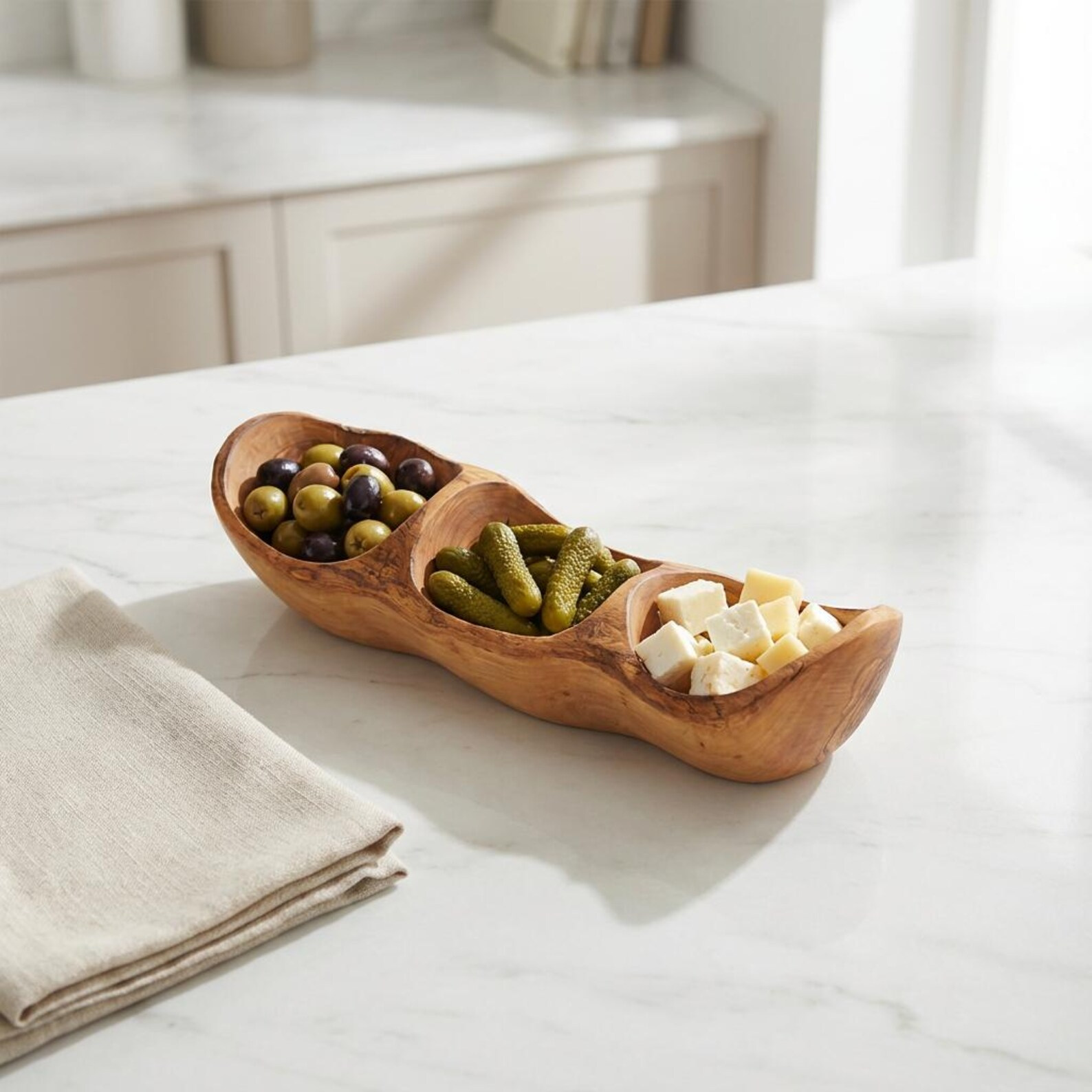 Nachhaltige Servierschale aus Olivenholz, perfekt als Geschenk für Gastgeber und Feinschmecker