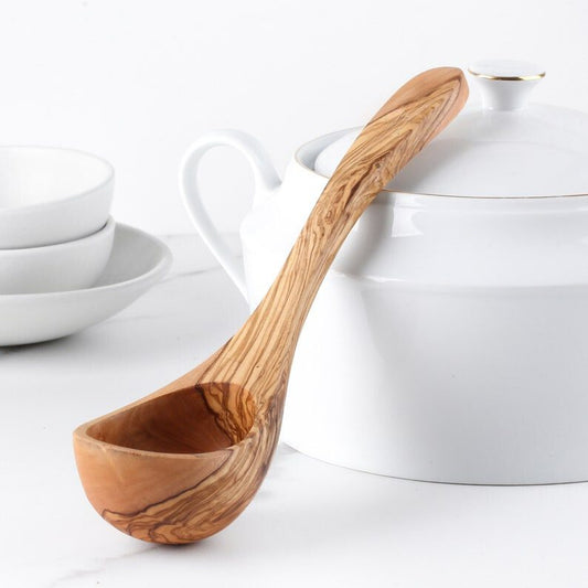 alt="Suppenkelle aus Olivenholz mit natürlicher Maserung, ideal zum Servieren von Suppen"