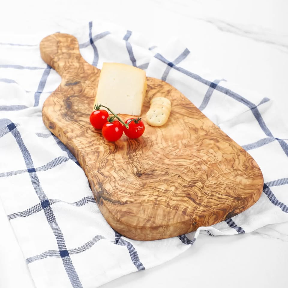 alt="Massives Schneidbrett aus Olivenholz mit Griff, ideal zum Schneiden und Servieren"