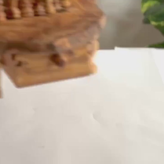 Schachspiel für Kinder auf einem Schachbrett aus Olivenholz, fördert Konzentration, logisches Denken und Geduld