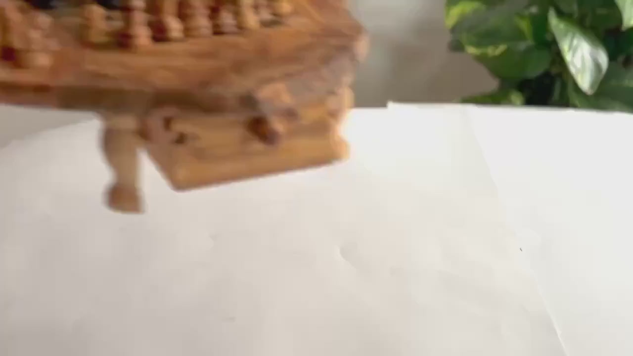 Schachspiel für Kinder auf einem Schachbrett aus Olivenholz, fördert Konzentration, logisches Denken und Geduld