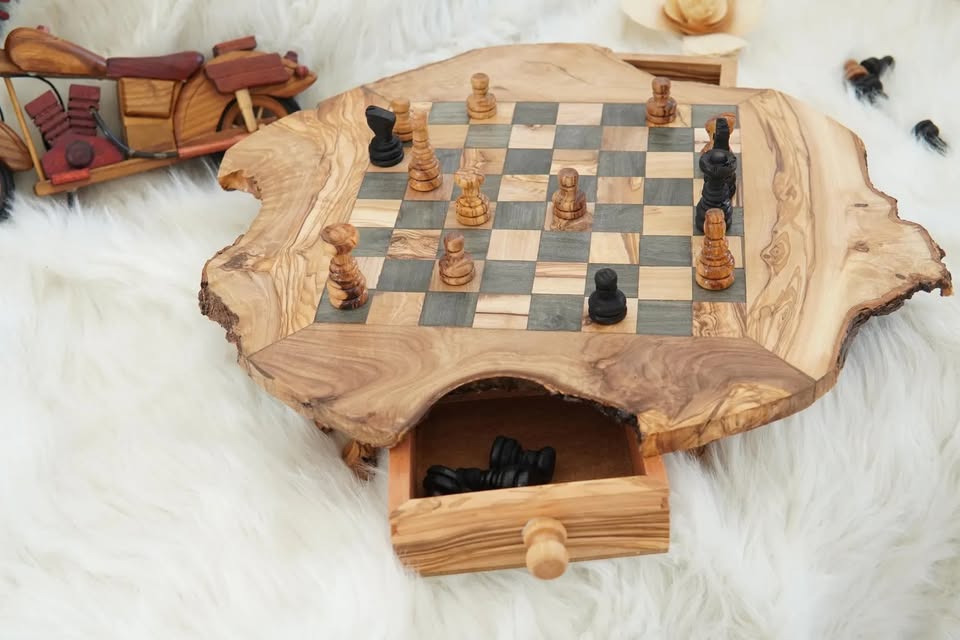 alt="Schachbrett aus Olivenholz mit natürlichen Kanten“
