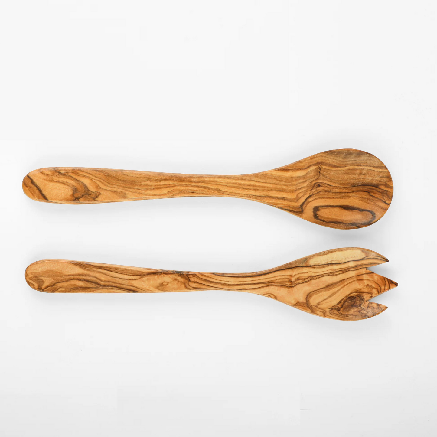 Olivenholz Salatbesteck beim Servieren von frischem Salat – mediterran und stilvoll