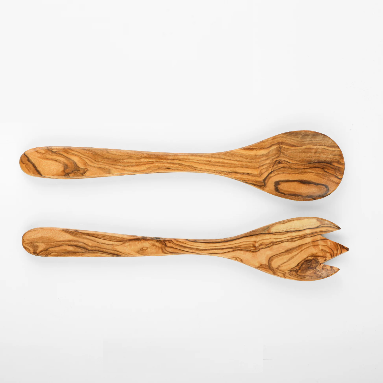 Olivenholz Salatbesteck beim Servieren von frischem Salat – mediterran und stilvoll