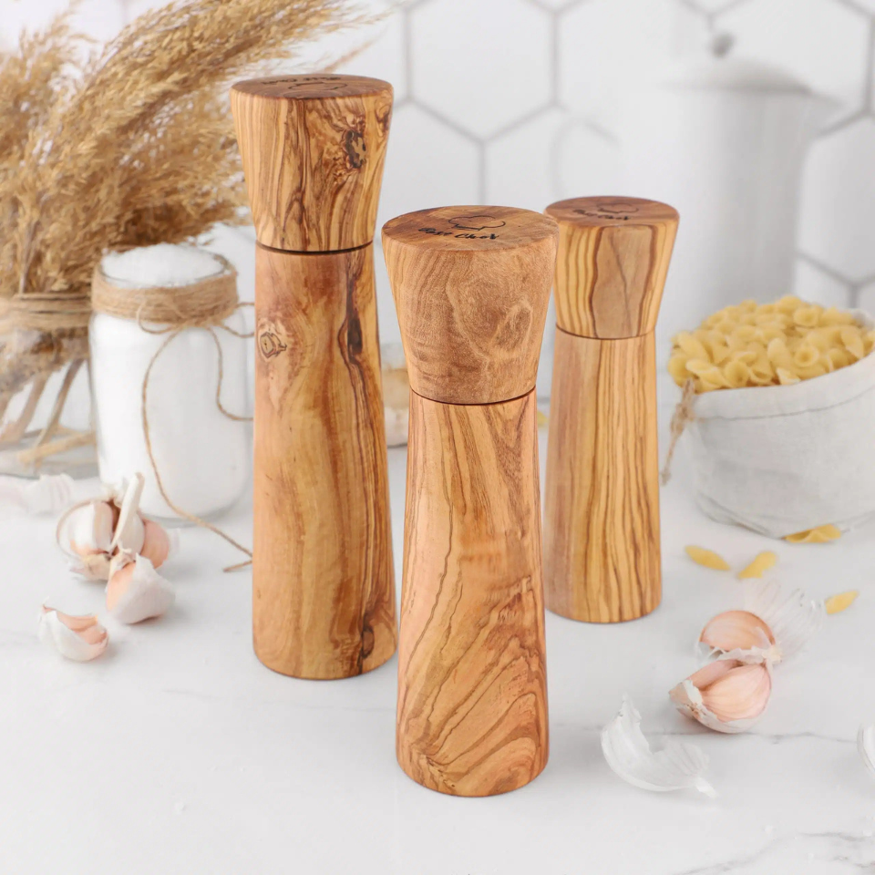 alt="Salz- und Pfeffermühle aus Olivenholz mit natürlicher Maserung, ideal zum Würzen von Speisen"
