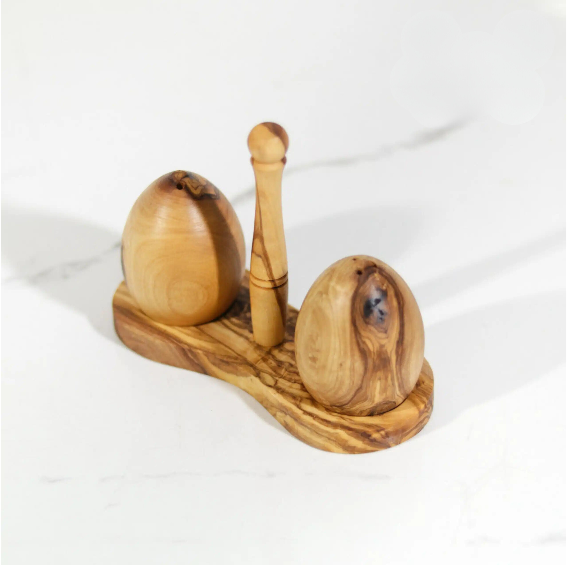 Rustikaler Salzstreuer und Pfefferstreuer aus Olivenholz