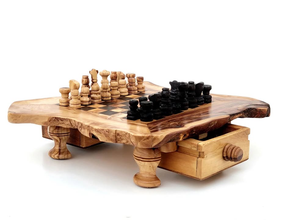 alt="Schachset aus Olivenholz"
