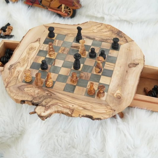alt="Schachbrett aus Olivenholz mit natürlichen Kanten“
