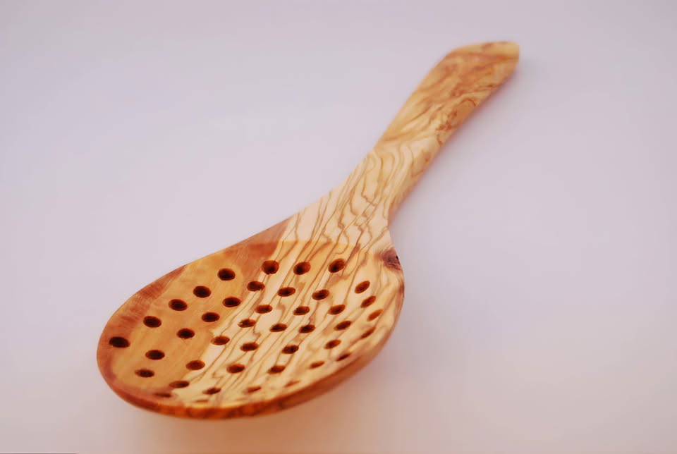 alt="Schaumlöffel, Kloßlöffel und Kelle aus Olivenholz, handgefertigt, ideal zum Kochen und Servieren"

