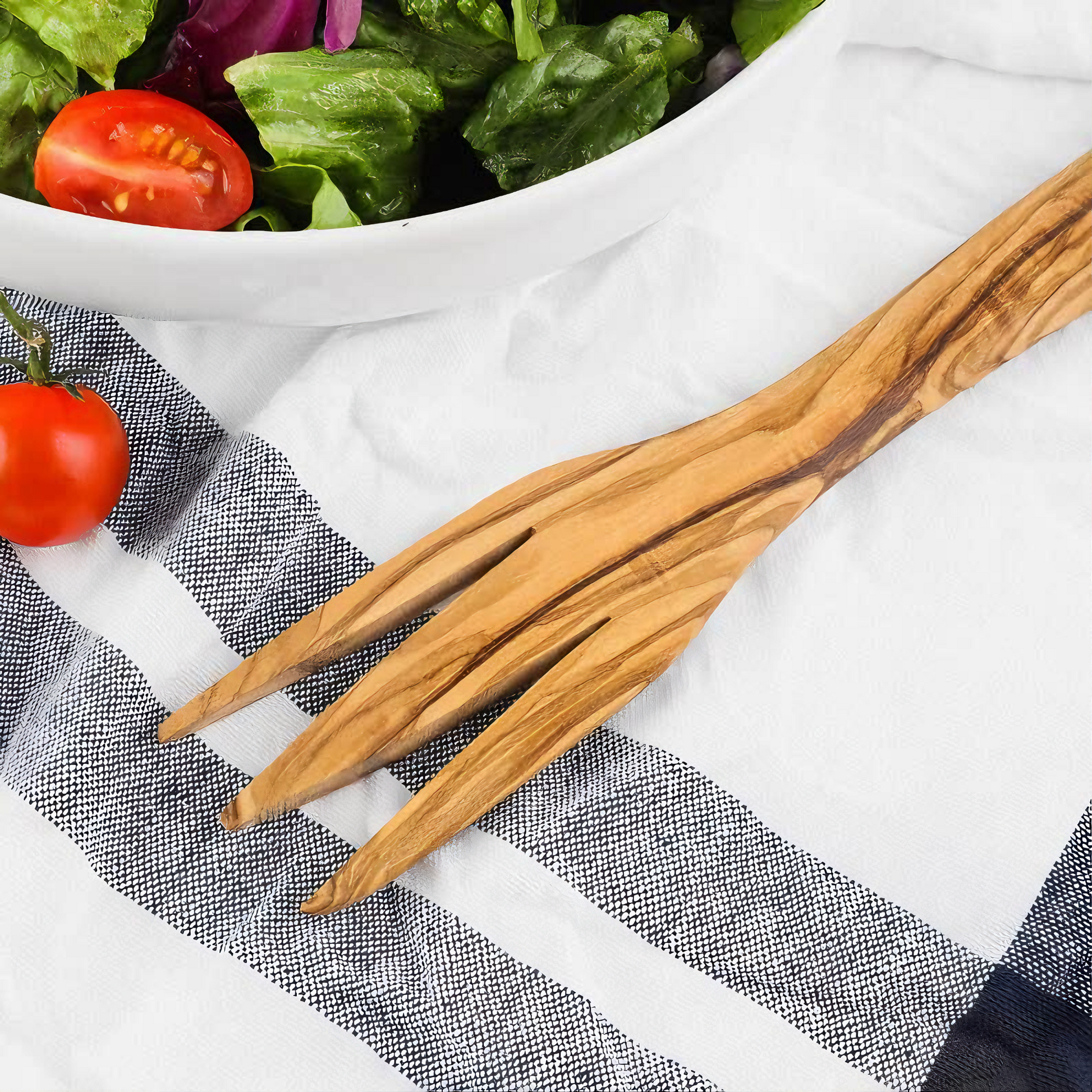 alt="Serviergabel aus Olivenholz mit natürlicher Maserung, ideal zum Servieren von Fleisch und Beilagen"