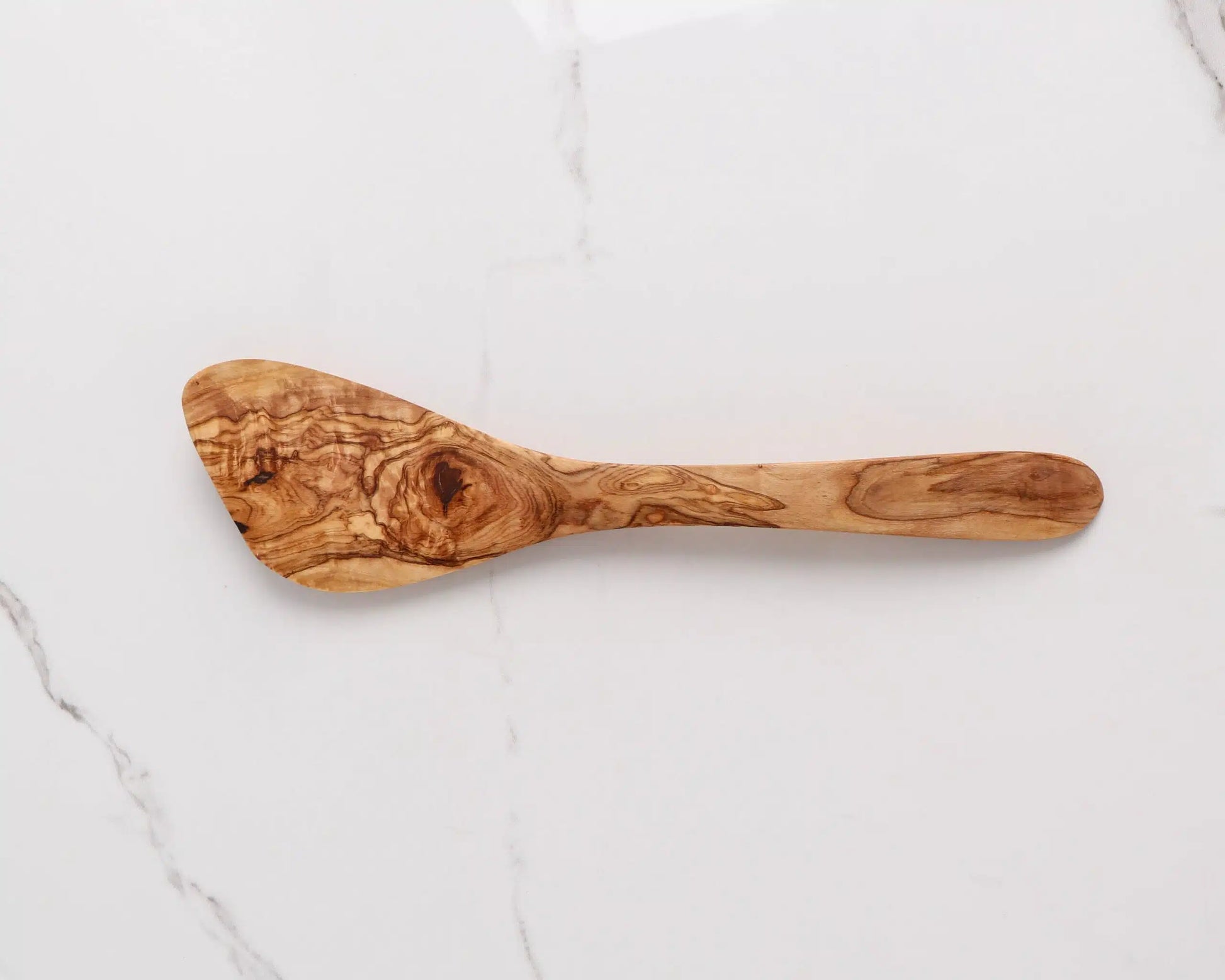 alt="Holzspatel mit Holzgriff, ideal zum Rühren und Wenden von Lebensmitteln"
